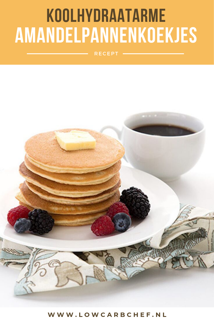 Deze koolhydraatarme pannenkoekjes gemaakt van amandelmeel zijn heerlijk om te eten als ontbijt of lunch. #koolhydraatarm #ontbijt #recepten #pannenkoeken