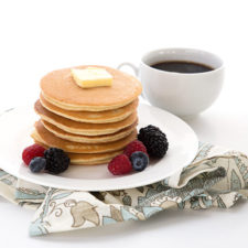 Pannenkoekjes gemakt van amandelmeel en ei.