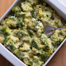 Romige broccoli-ovenschotel met geraspte kaas.