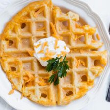 Koolhydraatarme kaaswafels met roomkaas.