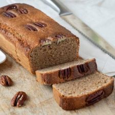 Koolhydraatarme ontbijtkoek met pecannoten en boter.