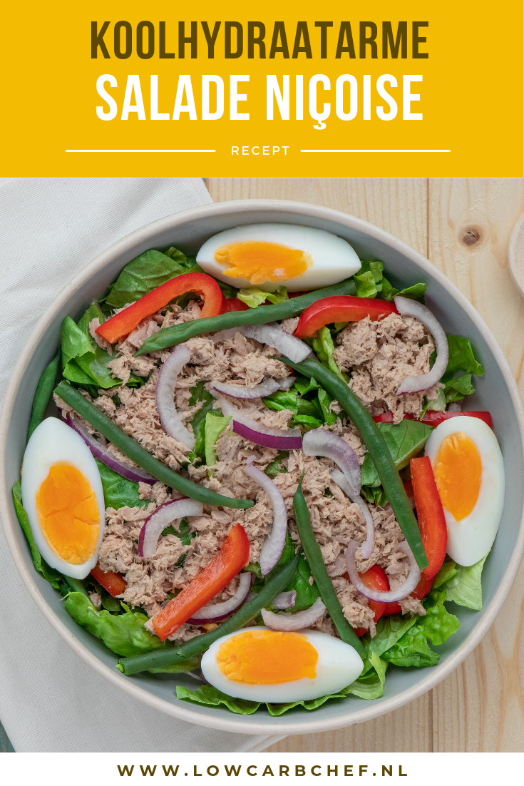 Deze koolhydraatarme salade niçoise is lekker, voedzaam en gezond! In dit recept heb ik de aardappelen vervangen met extra groente. Je kunt de salade serveren als lunch of als hoofdgerecht bij het diner. #koolhydraatarm #salade #lunch #diner #ei #vis