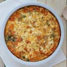 Een quiche met pompoen, feta, spinazie en ui.