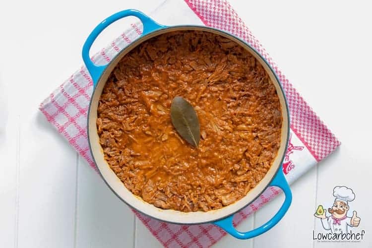 Op een koude winterse dag is niets lekkerder dan een bord warme hachee met rode kool en bloemkoolpuree. Bekijk hier hoe je zelf koolhydraatarme hachee maakt #koolhydraatarm #stoofgerecht #herfst #winter #recepten