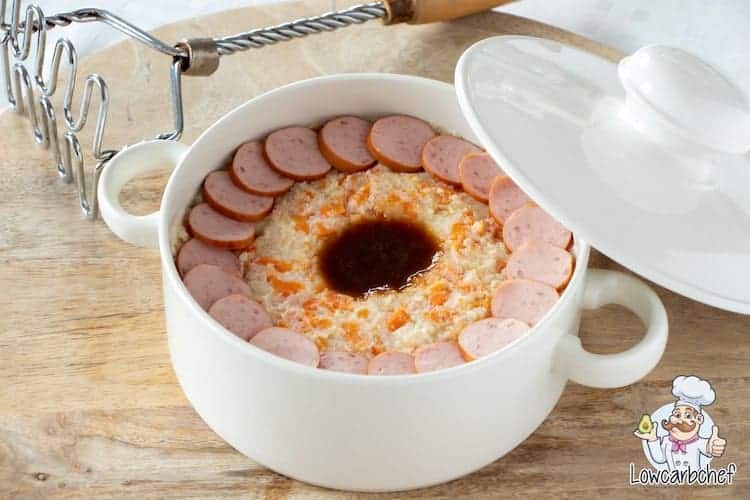 Wat eten we vanavond? Koolhydraatarme hutspot gemaakt met bloemkool i.p.v. aardappelen. Deze stamppot is super lekker, gezond en de bloemkool proef je nauwelijks terug! #koolhydraatarm #stamppot #gezond #gezondeten
