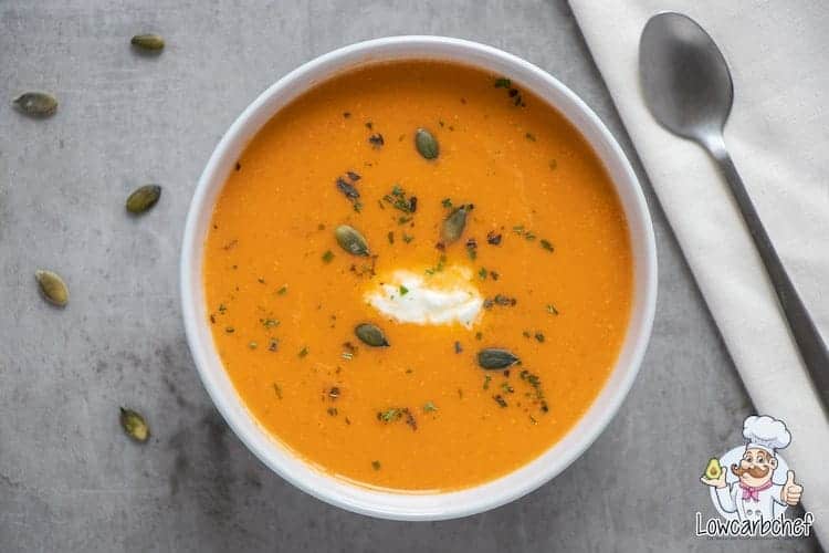 Deze koolhydraatarme pompoensoep is lekker, gezond en licht verteerbaar. Heerlijk om te eten als lunch met een sneetje koolhydraatarm brood. #koolhydraatarm #pompoen #soep #gezondeten