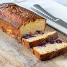 Koolhydraatarme vruchtencake in plakjes gesneden.