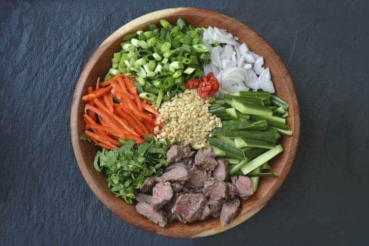 Deze pittige Thaise biefstuksalade is lekker, voedzaam en gezond. Een portie bevat maar liefst 41,5 gr eiwit en slechts 10,4 gr koolhydraten. #koolhydraatarm #salade #gezondeten #recepten
