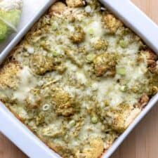 Ovenschotel met bloemkool, kip en groene pesto.
