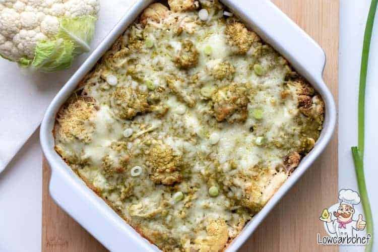 Deze bloemkool ovenschotel met kip en pesto is lekker, gezond en super makkelijk om te maken. Een portie bevat slechts 5,9 gr koolhydraten. #koolhydraatarm #ovenschotel #diner #gezondeten