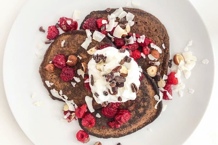 Deze koolhydraatarme chocolade pannenkoeken zijn zowel warm als koud lekker om te eten als ontbijt of lunch. Een portie van twee pannenkoekjes bevat slechts 3,1 gr koolhydraten. #koolhydraatarm #pannenkoeken #ontbijt #chocolade