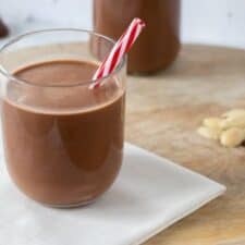 Koolhydraatarme chocolademelk met noten en chocolade.