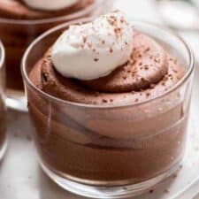 Chocolademousse met een toefje slagroom.