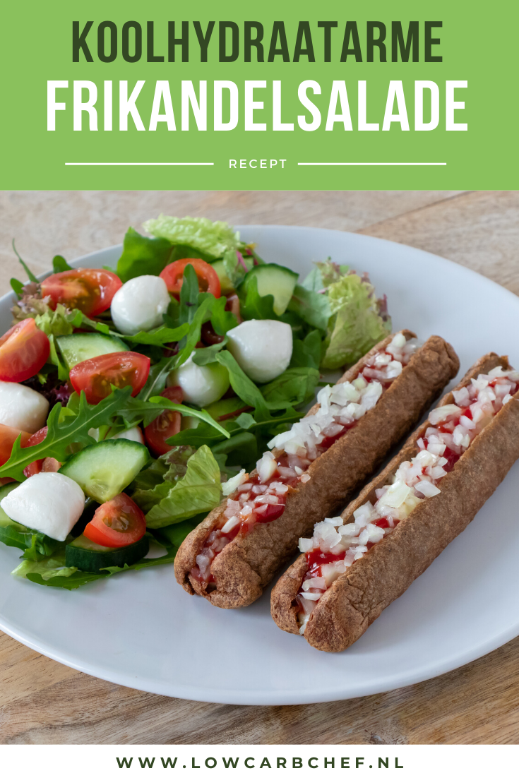 Deze koolhydraatarme frikandelsalade is makkelijk om te maken en heerlijk om te eten als lunch of diner. Ook geschikt om te eten bij het volgen van een keto dieet! #koolhydraatarm #keto #frikandel #recepten