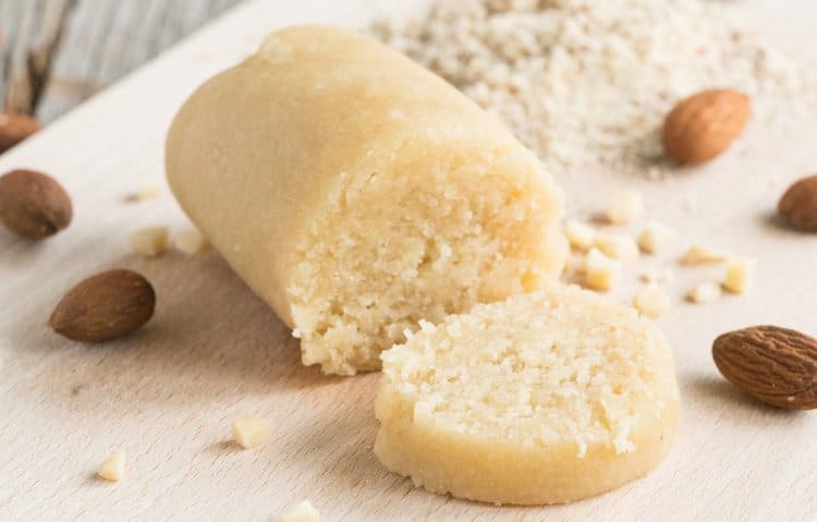 Met dit recept maak je zelf eenvoudig koolhydraatarme marsepein. De perfecte Sinterklaas lekkernij bij het volgen van een koolhydraatarm of keto dieet. #koolhydraatarm #suikervrij #sinterklaas #marsepein