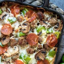 Pizza ovenschotel met gehakt, salami en ham.