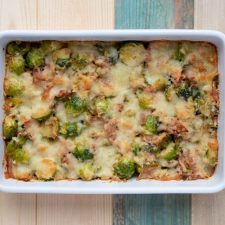 Een ovenschotel met spruitjes, bacon, room en geraspte kaas