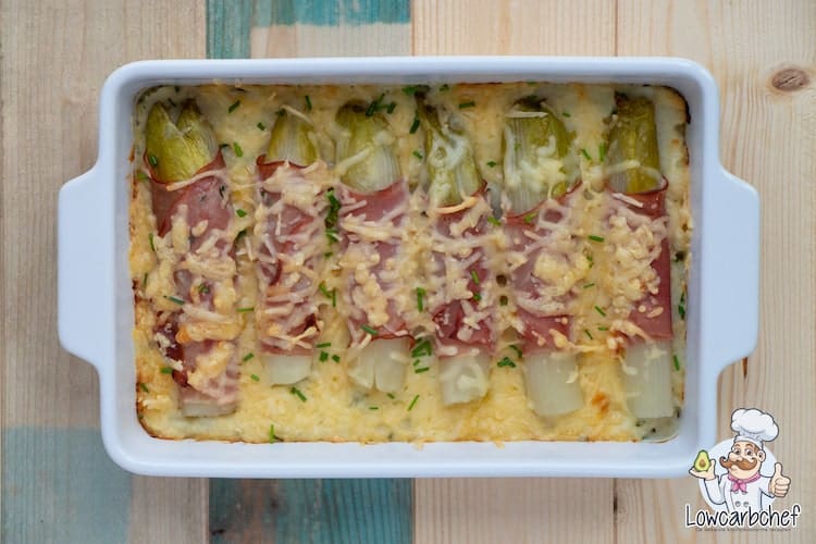 Met dit recept maak je een heerlijke koolhydraatarme witlofschotel met ham, kaas en bloemkoolpuree. Super lekker en gezond! #koolhydraatarm #witlof #winter #avondeten