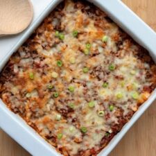 Ovenschotel met witte kool, gehakt en tomatensaus.