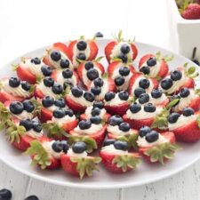 Aardbeien met cheesecake-vulling en blauwe bessen.