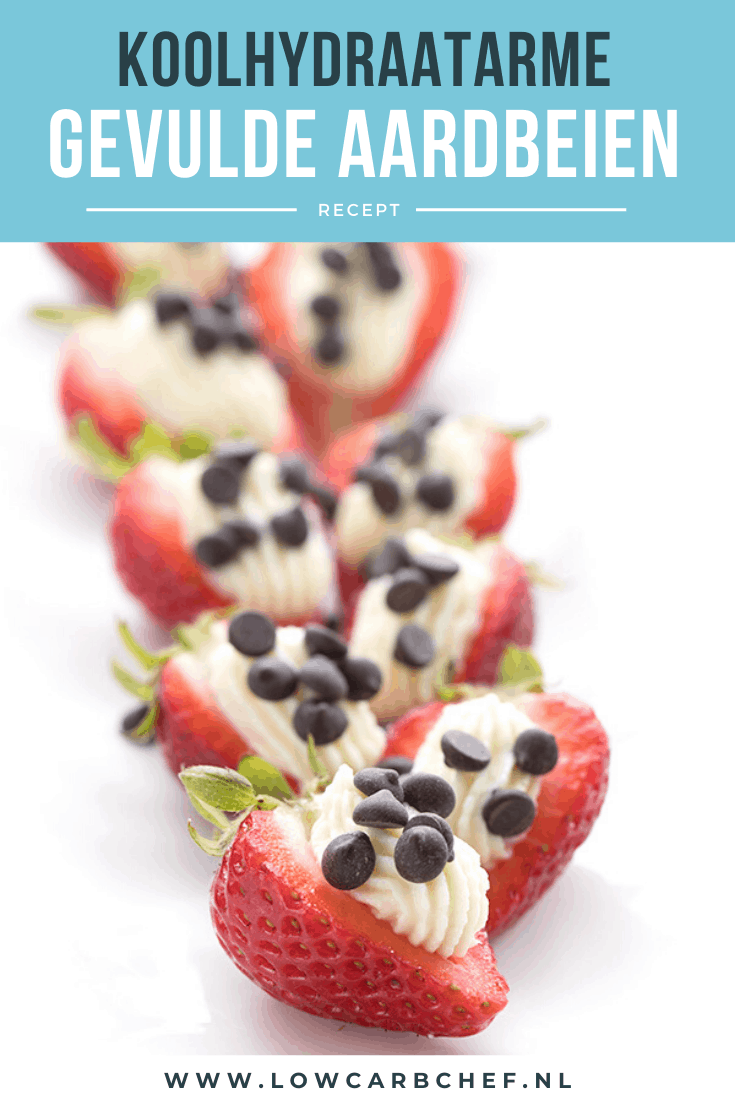 Deze aardbeien gevuld met cheesecake-vulling zijn heerlijk om te eten als licht dessert tijdens het kerstdiner of de kerstbrunch. Lekker en koolhydraatarm. #koolhydraatarm #dessert #aardbeien