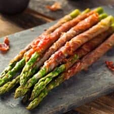 Groene asperges met prosciutto.