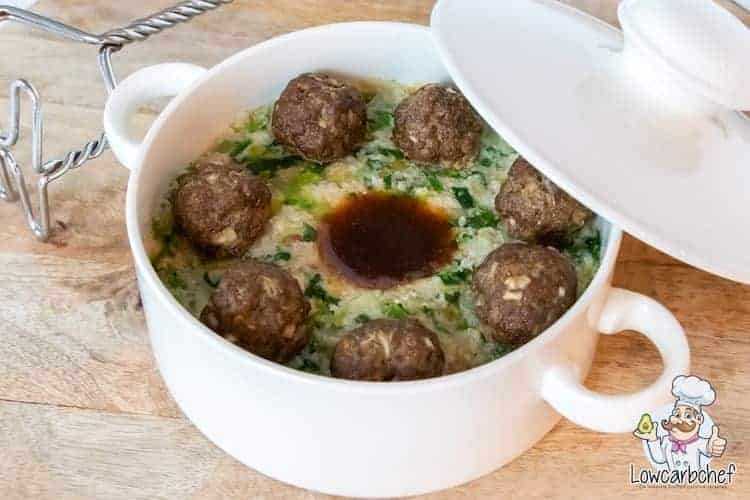 Met dit recept maak je een heerlijke koolhydraatarme andijviestamppot met spekjes en gehaktballetjes. Een portie bevat slechts 7,3 gr koolhydraten! #koolhydraatarm #stamppot #keto