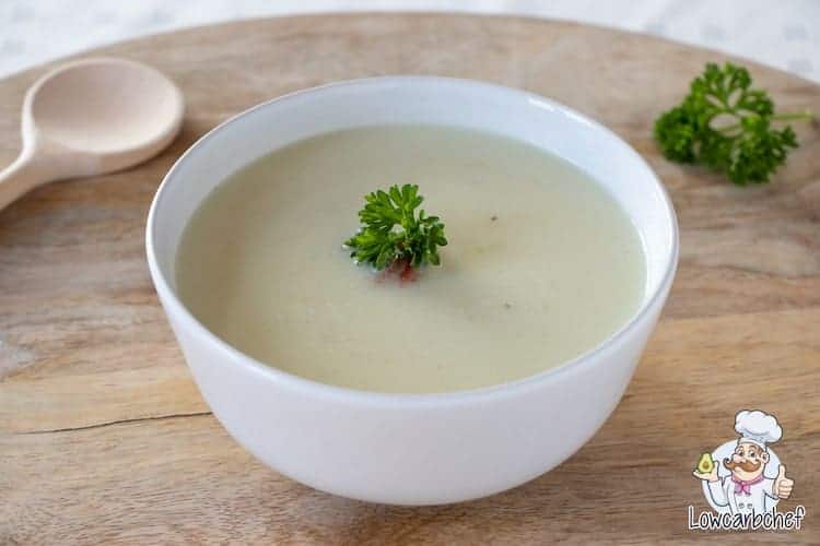 Deze koolhydraatarme knolselderij soep is lekker, voedzaam en gezond. Dit winterse soepje kun je serveren als voorgerecht met een sneetje kha brood. #koolhydraatarm #soep #knolselderij #winter