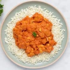 Butter chicken met bloemkoolrijst en peterselie.