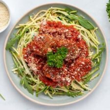 Courgetti met gehaktballetjes in tomatensaus.