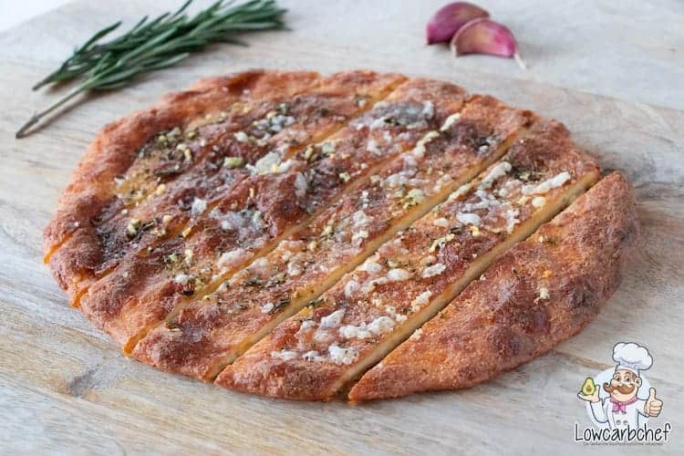 Met dit recept maak je gemakkelijk een koolhydraatarm focaccia brood. Dit broodje is lekker om te eten als lunch met een soepje of als hapje bij de borrel. #koolhydraatarm #brood #focaccia