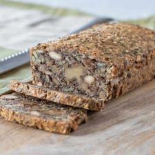 Koolhydraatarm brood met verschillende noten en zaden.
