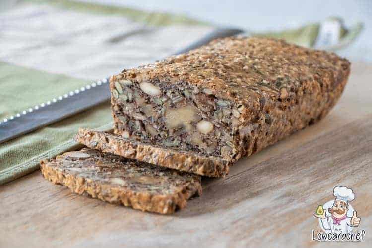 Dit Deense notenbrood is gezond, vullend en super makkelijk om te maken! Een lekker koolhydraatarm alternatief voor witbrood of bruinbrood. #koolhydraatarm #noten #brood #gezond