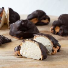 Koolhydraatarme bossche bollen gevuld met slagroom en omhuld met chocolade.