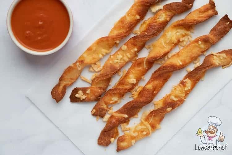 Deze koolhydraatarme kaasstengels zijn lekker om te eten als lunch met een kommetje tomatensoep of als borrelhapje bij een feestje. #koolhydraatarm #keto #kaas #lunch