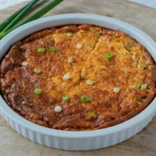 Quiche lorraine met spekreepjes en gruyère.,