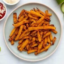 Koolraap frietjes met mayo, ketchup en komkommer.