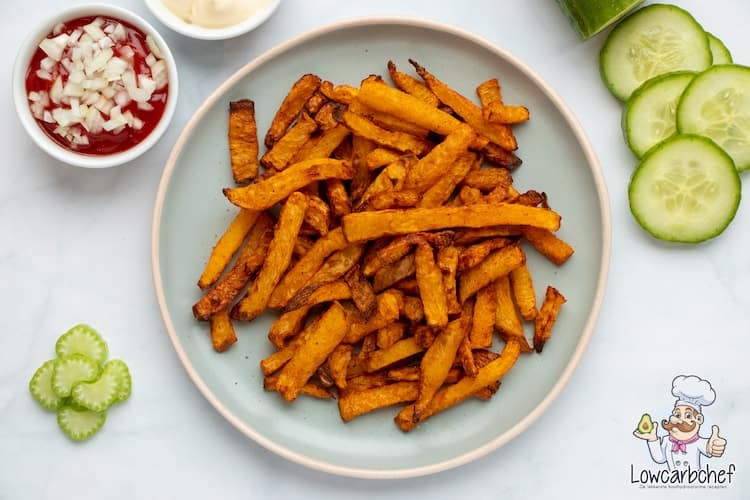 Alle frietliefhebbers opgelet! Deze koolraap frietjes zijn een lekker, gezond en koolhydraatarm alternatief voor aardappelfrietjes. #koolhydraatarm #friet #gezond