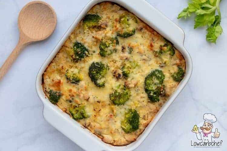Deze koolhydraatarme ovenschotel is rijk gevuld met kip, champignons, broccoli en bloemkoolrijst. Een portie slechts 6,8 gr koolhydraten! #koolhydraatarm #ovenschotel #diner