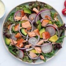 Salade met gerookte zalm, avocado en dille dressing.