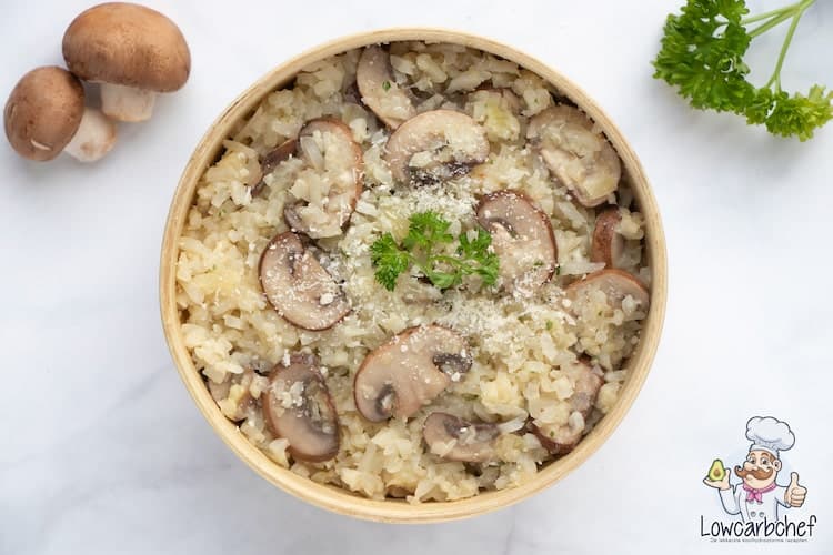 Deze bloemkool risotto met champignons is lekker, voedzaam en gezond. Je kunt de risotto serveren als lunch of als avondeten met een stukje kip. #koolhydraatarm #avondeten #bloemkool