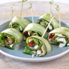Komkommer rolletjes gevuld met kipfilet en pesto.