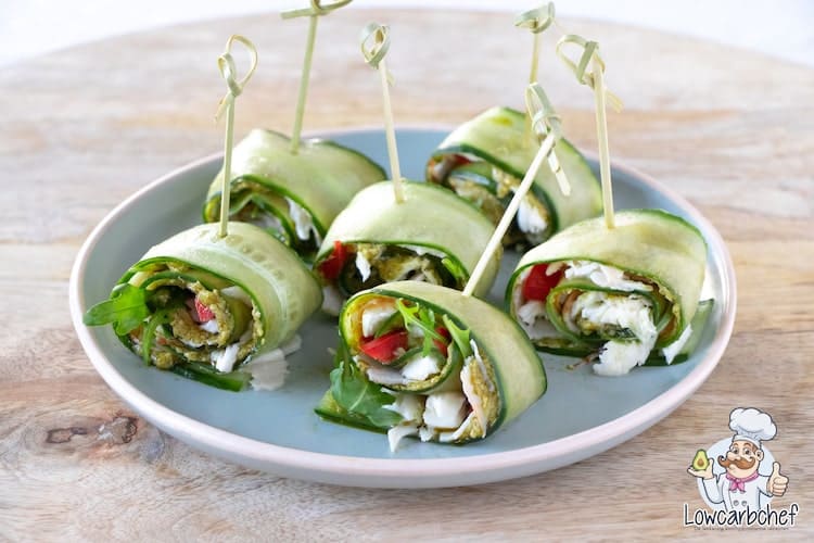 Deze koolhydraatarme komkommer rolletjes met kip zijn lekker om te eten als lunch of als hapje bij de borrel. Ook lekker met zalm, roomkaas en dille. #koolhydraatarm #lunch #gezond