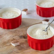Kokospudding met stukjes kokos.