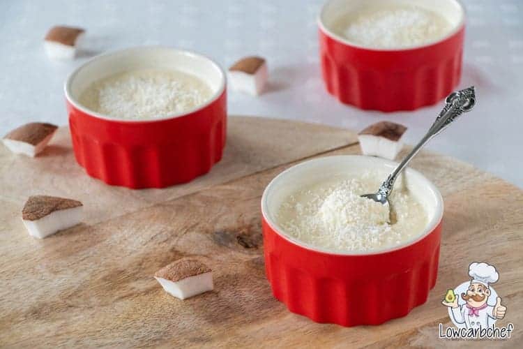 Kokospudding met stukjes kokos.
