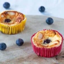 Koolhydraatarme mini cheesecakes met blauwe bessen.