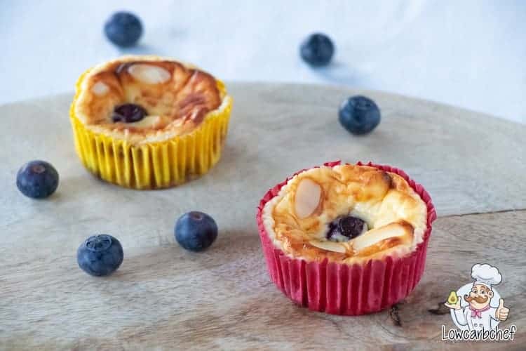 Deze koolhydraatarme mini cheesecakes hebben alles in huis om je zoete cravings te stillen. Ze zijn zacht, romig en friszoet. De perfecte keto snack! #koolhydraatarm #keto #cheesecake
