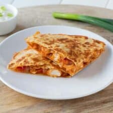 Quesadilla gevuld met kaas, kip en paprika.