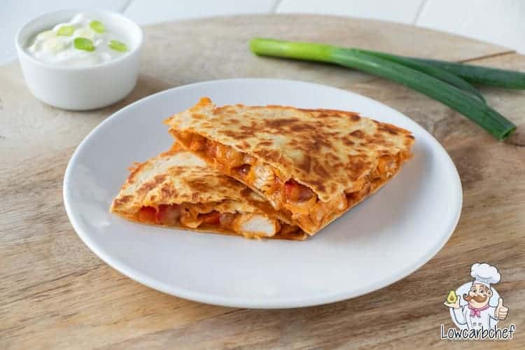 Deze koolhydraatarme quesadilla's met kip zijn knapperig van buiten en lekker smeuïg van binnen. Een halve quesadilla bevat slechts 8 gr koolhydraten! #koolhydraatarm #keto #avondeten
