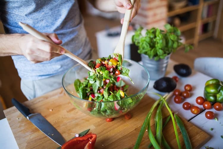 Man maakt koolhydraatarme salade.